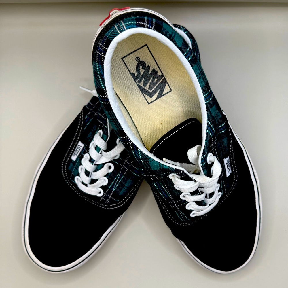 Vans Women's Black & Green plaid Canvas Skate Sneaker - Size 11